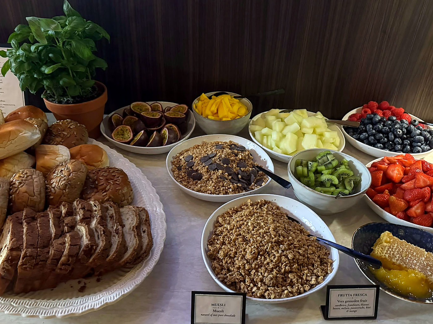 Ontbijtbuffet met vers brood, muesli en vers gesneden fruit
