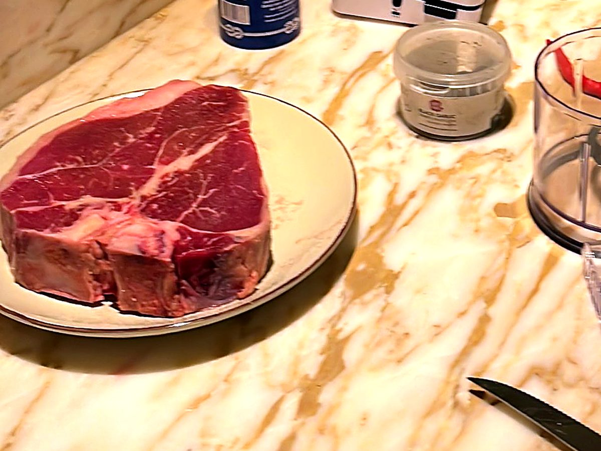 T-bone steak op het aanrecht, klaar om te bereiden